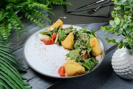 Салат с курицей и жареным сыром