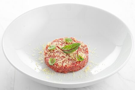 Фирменный тартар из говядины и икры тобико