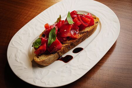 Брускетта с томатами