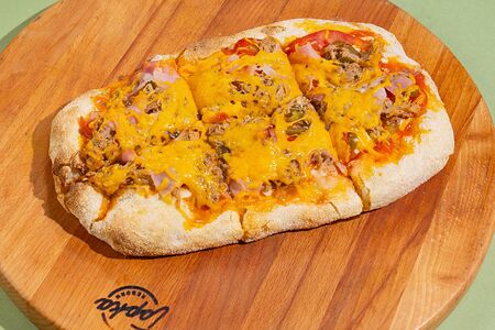 Римская пицца с рваной свининой, беконом, помидорами и халапеньо  