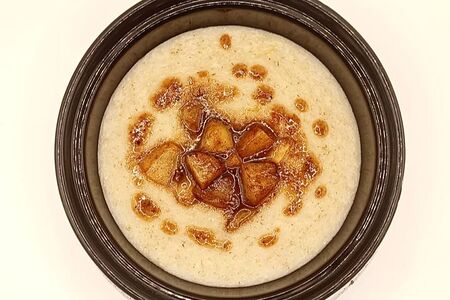 Овсяная каша с томленой грушей в мёде с корицей