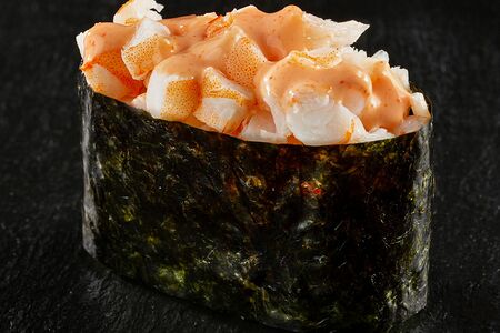 Гункан с креветкой спайси