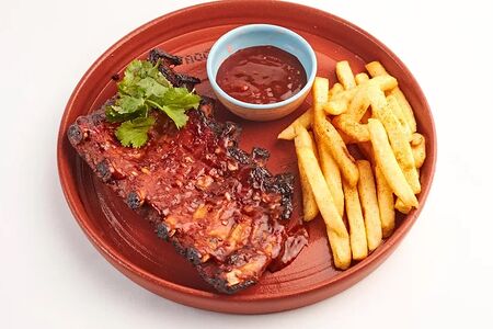 Свиные ребрышки в глазури BBQ с картошкой фри и соусом