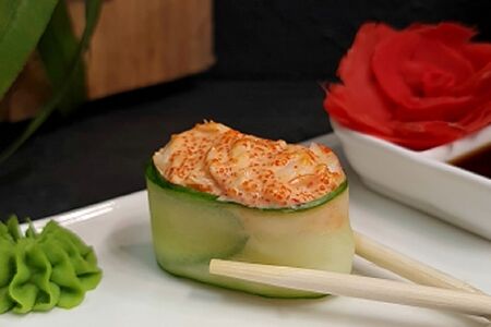 Гункан с копченой курицей в слайсе из огурца