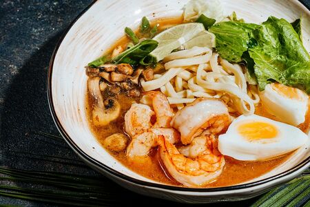 Рамен с лапшой и тигровыми креветками