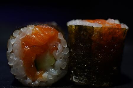 Ролл с лососем и огурцом