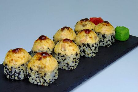 Запеченный ролл с лососем