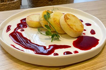 Несладкие сырники с брусничным соусом