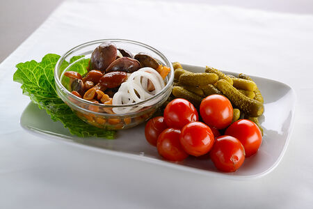 Ассорти из маринованных овощей и грибов