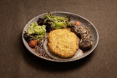 Медальоны из говядины с драником и грибным соусом