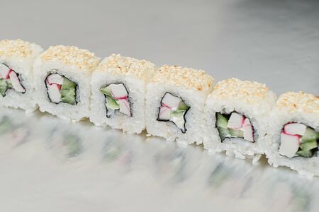 Классический ролл Калифорния с кунжутом 8 шт