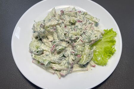 Летний с редиской, зеленью и сметаной 