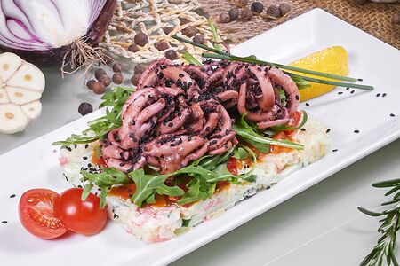 Тёплый салат с жареными щупальцами кальмаров и рисом