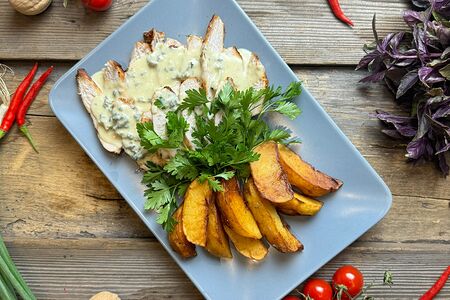 Куриная грудка под соусом дорблю