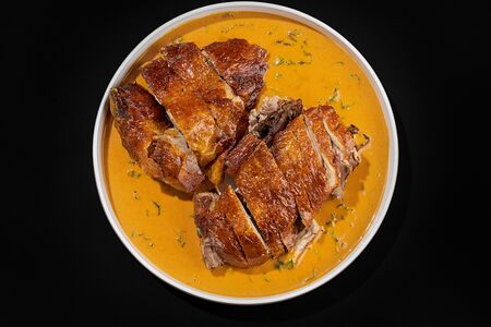 Карамелизированная утка с кокосово-сливочным соусом