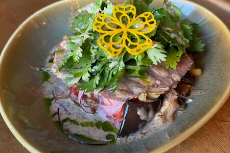 Теплый салат с говядиной и овощами гриль