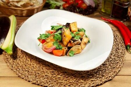 Теплый салат из баклажанов