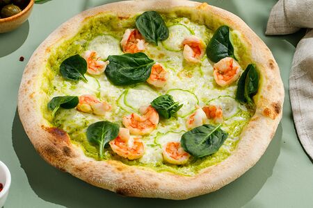 Пицца с креветками и цукини-кремом