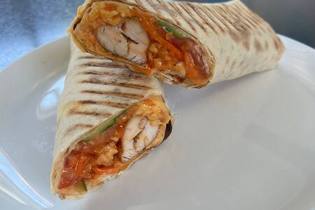Шаурма на углях с курицей в тонком лаваше
