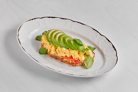 Скрембл на тосте хлеба с творожным сыром