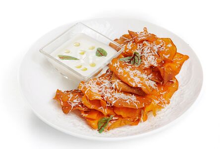 Чипсы из батата с кремом из пармезана