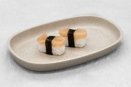 Четыре суши с гребешком