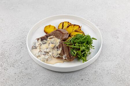 Язык гриль со сливочно-грибным соусом и печеным картофелем