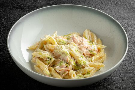 Пенне с копченым лососем