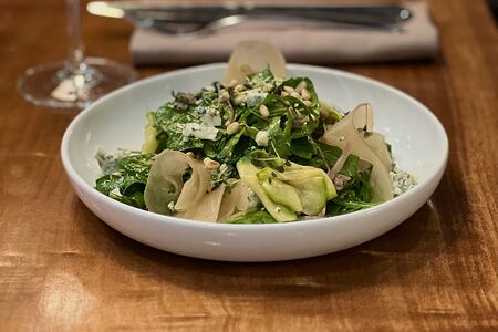 Салат с уткой конфи, грушей и голубым сыром