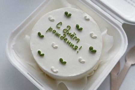  Бенто-торт С днём рождения зеленая надпись и сердечки