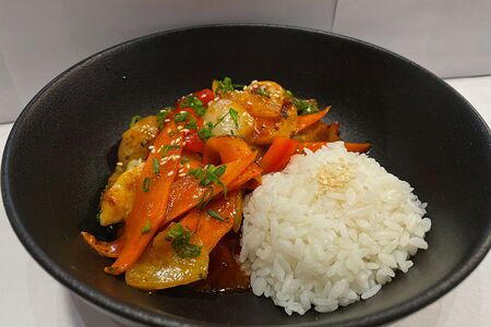 Овощи в кисло- сладком соусе с рисом