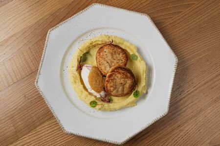 Котлеты из щуки с картофельным пюре и сметаной