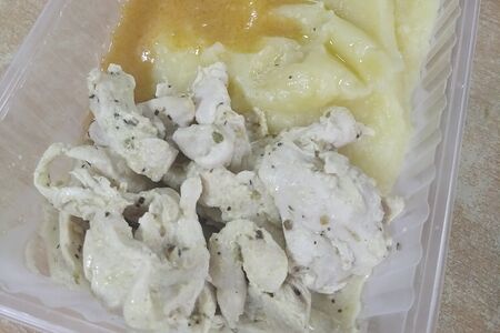 Поджарка с белым соусом и прованскими травами