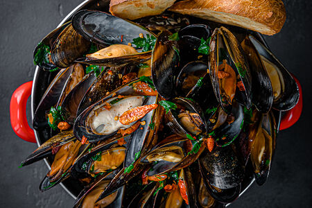 Мидии с уксусом, морской водой и перцем