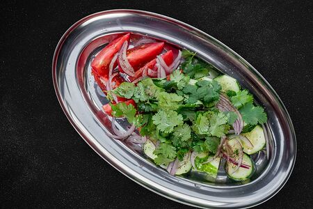 Салат из свежих овощей с маслом