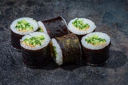 Классический ролл с огурцом