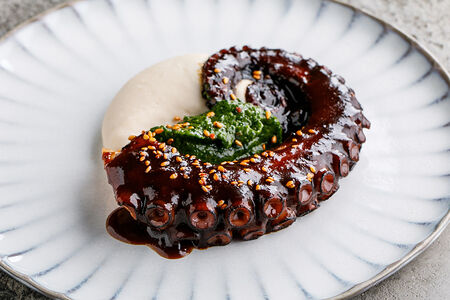 Осьминог с кремом из белой фасоли