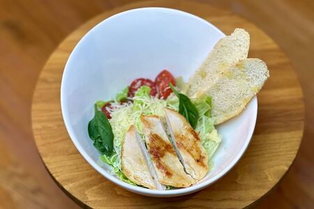 Салат Цезарь с курицей