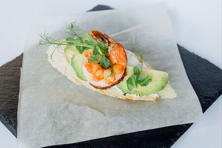 Брускетта с креветкой и авокадо