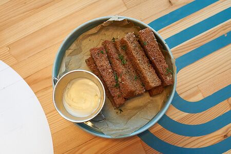 Гренки с чесночным соусом 