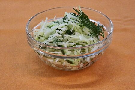 Салат из свежей капусты с огурцом