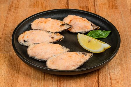 Мидии запечённые с креветкой и пармезаном