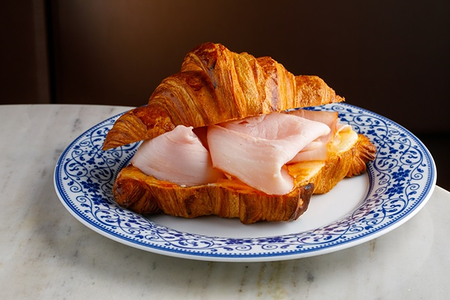 Круассан с тамбовскин окороком и спайси соусом