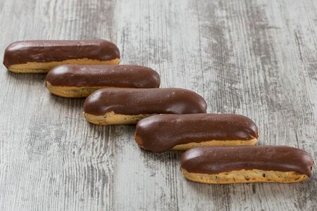 Эклер шоколадный