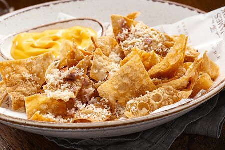 Лавачас с беконом, сыром и соусом Чиззер