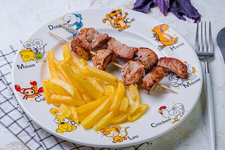 Мини-шашлык из телятины с картофелем фри