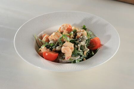 Салат с креветкой, грушей и сыром горгондзола