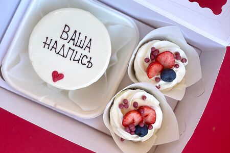 Набор Бенто-торт с вашей надписью и 2 капкейка с ягодами