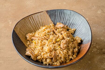 Жареный рис с курицей