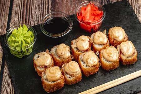 Запеченный ролл с крабом